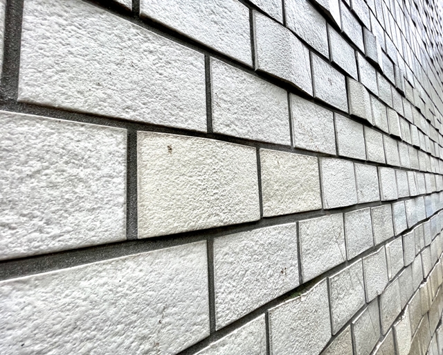 外壁浮きの原因と対策を徹底解説！ロープアクセス専門業者が教える補修方法