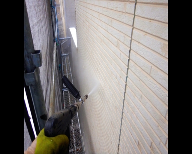 外壁の油汚れをスッキリ落とす！最適な洗剤選びと洗浄方法を解説