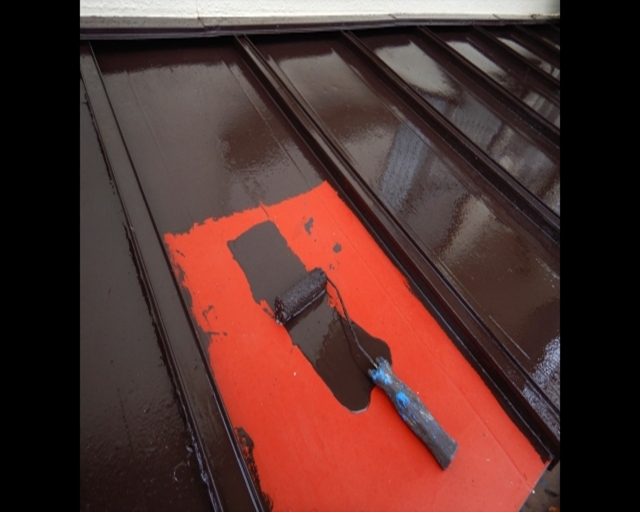 【大阪】屋根塗装の「耐用年数」ズバリ！塗料の種類と寿命、長持ちさせる秘訣