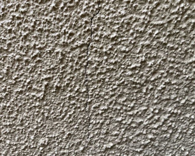 【放置は危険？】ヘアークラックとは？大阪で外壁塗装の専門家が原因・補修費用・対策を徹底解説！