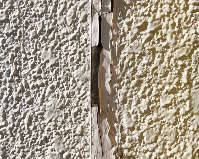 コーキングのひび割れ、増し打ちで大丈夫？劣化のサインと費用、プロに任せる安心ガイド