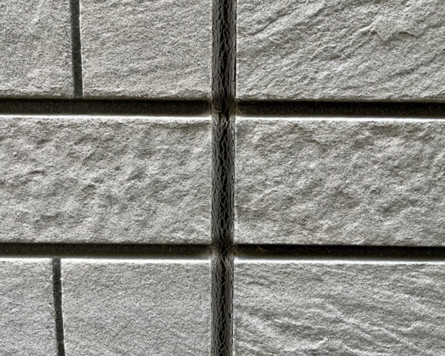 コーキングのひび割れを放置するとどうなる？原因と危険なリスクを解説