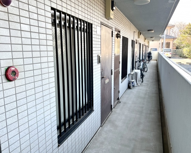 マンション共用廊下の塗装：費用、工法、修繕の全て