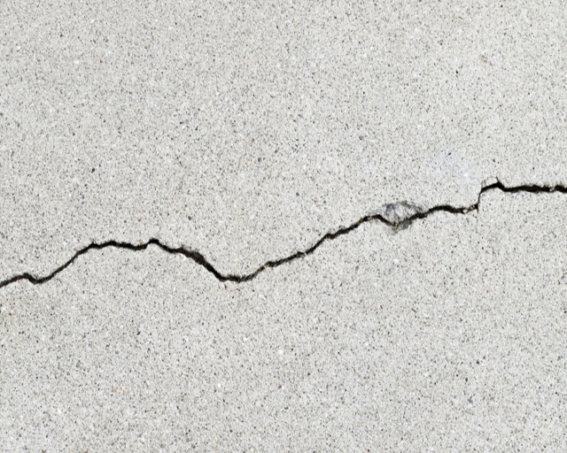 【外壁ひび割れ完全ガイド】放置リスク、補修費用相場、必須の防水工事と業者選びの全知識