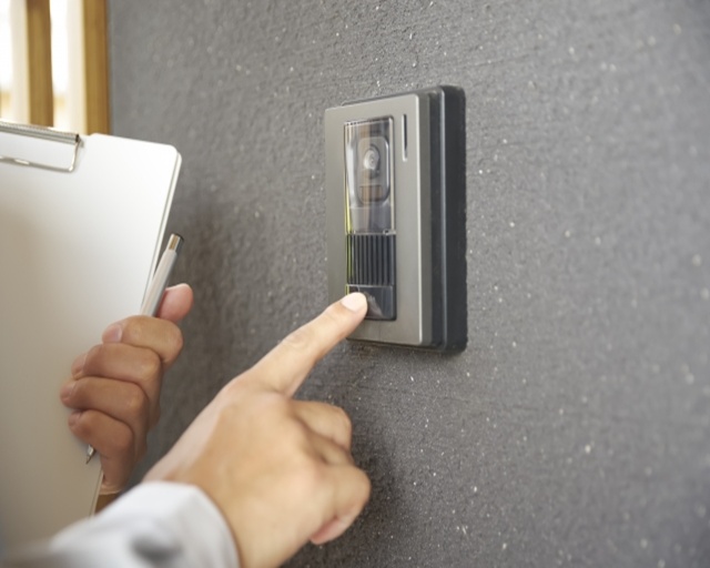 屋根の点検商法に注意！トラブルを防ぐホームページの活用方法と生活を守る対策