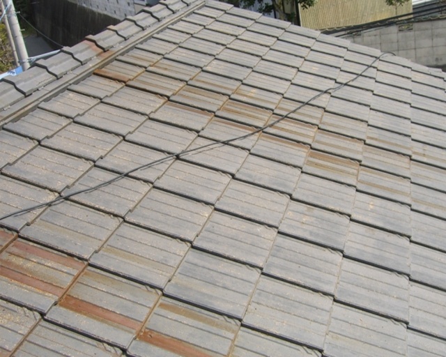 セメント瓦の種類とは？プレス屋根瓦の特徴を店が解説